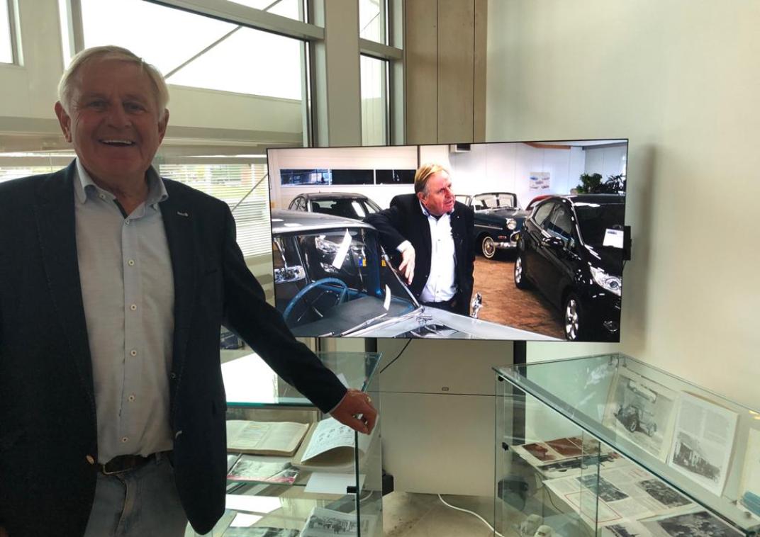 Rob Strating bij vitrine