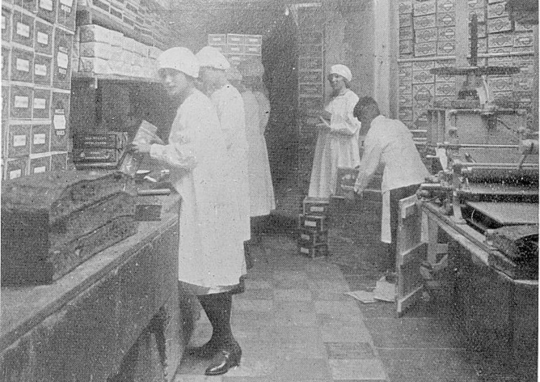 Interieurfoto bakkerij met 4 bakkers die aan het werk zijn