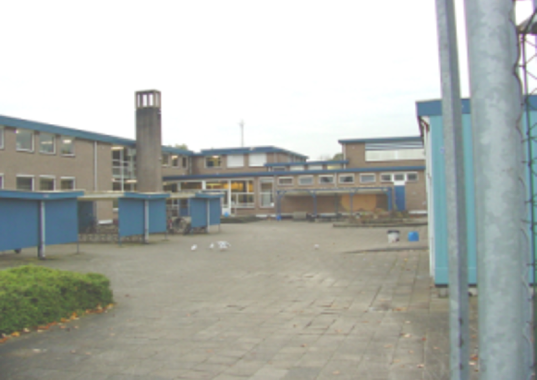 Plein met daarachter een schoolgebouw