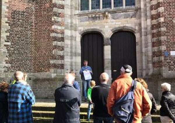 Archivaris Frank de Klerk tijdens de rondleiding