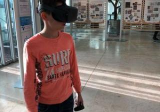 Brugklasser Goese Lyceum met de VR-bril