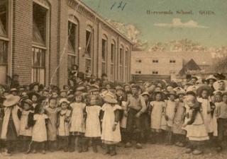 De school aan de Nieuwstraat in 1910. Collectie Bitter-van Opstal. Uitg. F.H. Hopster.