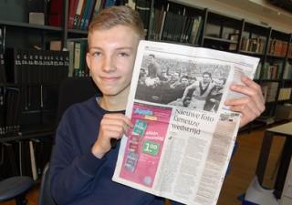 Floris van Belzen met een PZC-artikel. De voetballer op de voorgrond is Frans de Munck