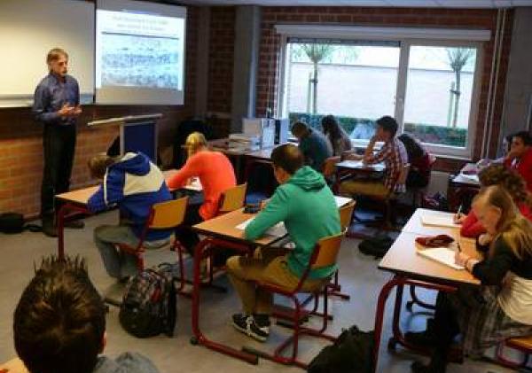 Frank de Klerk in de klas bij het Calvijn College