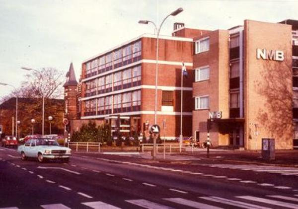 Het Gak-gebouw in 1980, vóór de latere aanbouw aan de voorkant, foto collectie Bitter-van Opstal