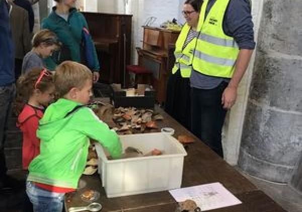 Kinderen maken kennis met archeologische voorwerpen