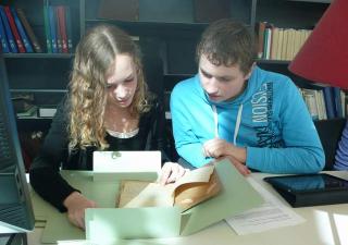 Leerlingen van het Calvijn College doen archiefonderzoek