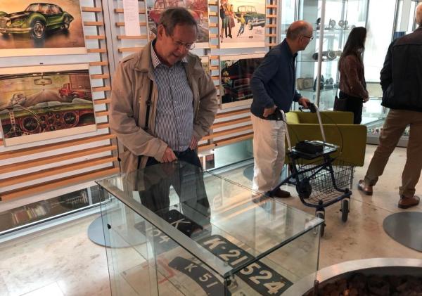 Bob Eefting bij vitrine met kentekenplaten