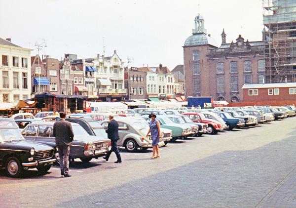 Grote Markt gevuld met auto's