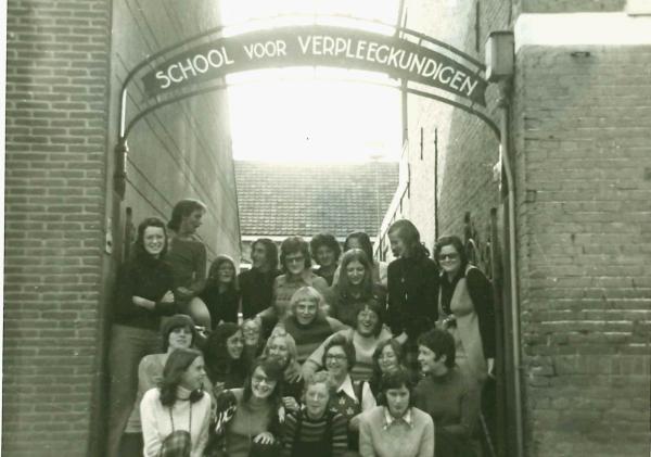 Foto van leerlingen aan de School voor Verpleegkundigen te Goes