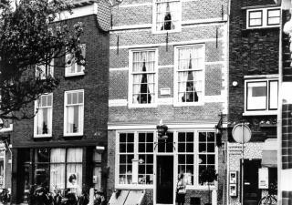 Zwart-wit foto van het huis aan de Grote Kade 44