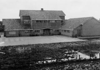 Foto uit 1952 van de Caspar Berseschool aan de Bergweg, nu de Bisschop Ernstschool