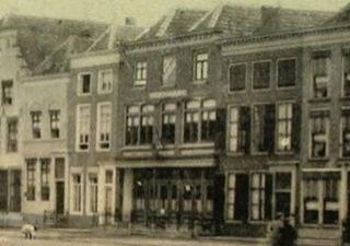 Foto van de Grote Markt in 1900 met cafe Hartman