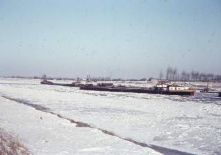 Foto van een ondergesneeuwd kanaal