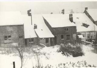 Foto van ondergesneeuwde huizen