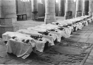 Foto van een rij opgebaarde slachtoffers in de Grote- of Maria Magdalenakerk te Goes
