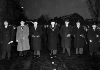 Groepsfoto van een aantal mannen bij de opening van het wachtlokaal