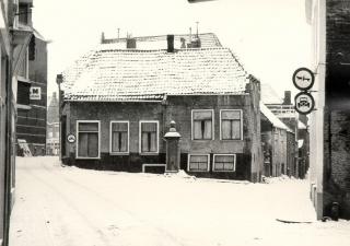 Foto van een ondergesneeuwde straat