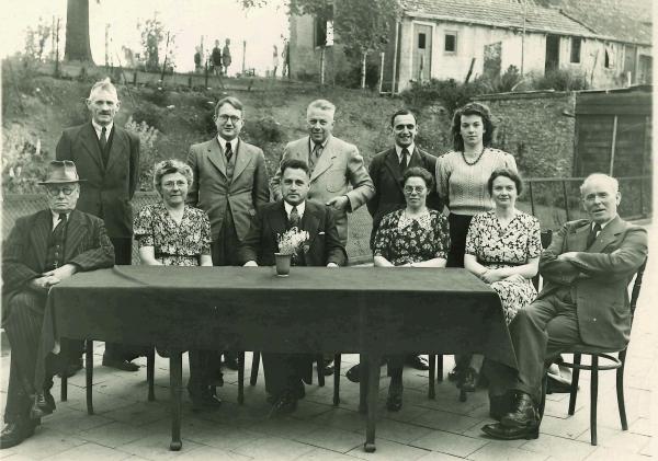 Schoolfoto met 2 rijen mensen