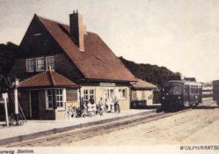 Prentbriefkaart van een station met als onderschrift links: "Spoorweg station" en rechts onderin: "Wolphaartsdijk"