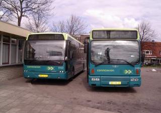 2 Connexxion bussen staan naast elkaar op het station in Goes
