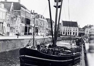 Boot in de Goese haven met de vlag halfstok
