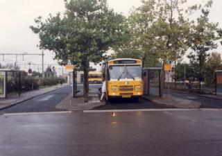 Oude gele bus van ZWN bij de busstop op het station in Goes