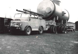 Ouderwetse brandweerwagen met een grote ronde tank