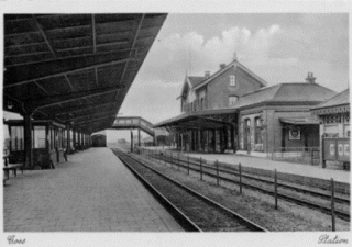 Foto met perron links, het spoor, en rechts het stationsgebouw