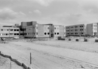 Ziekenhuis in aanbouw, rechts een groot leeg veld waar meer gebouwen geplaatst zullen gaan worden.