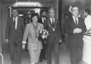 Prinses Margriet, commissaris van de koningin Boertien, burgemeester Blanken en anderen lopen in het ziekenhuis