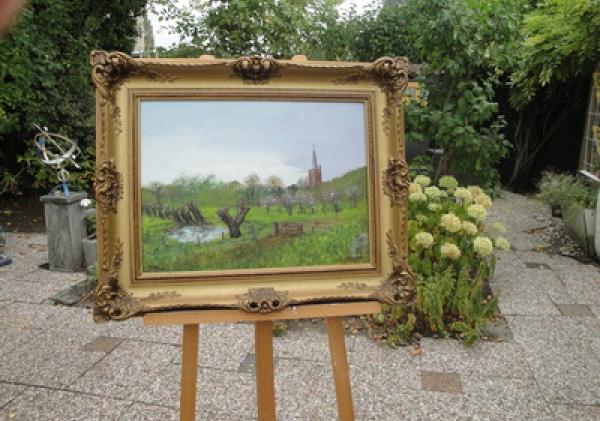 Schilderij op een ezel in de tuin