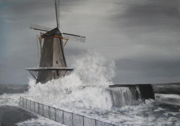 Schilderij van een molen aan zee. Grote golven slaan op het land bij de molen