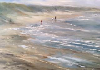 Olieschilderij van een strandaanzicht. In de verte lopen drie mensen