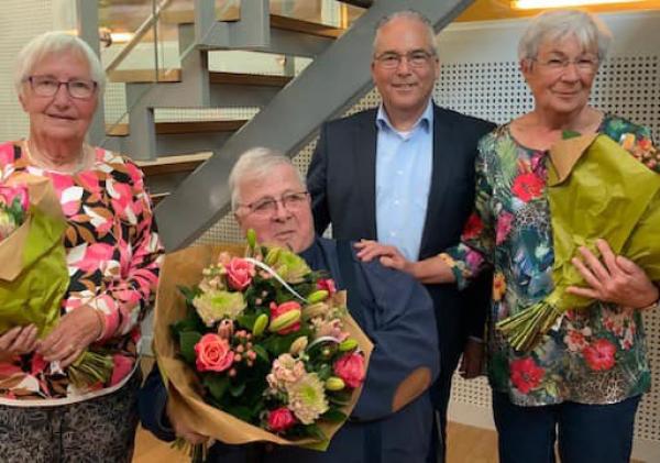 Van links naar rechts: Tannie de Jonge, Rinus de Regt, wethouder André van der Reest en Toos Barendse