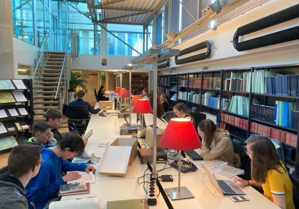 Groepen leerlingen van het Calvijn College op de studiezaal