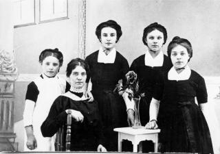 Vijf weesmeisjes poseren voor de foto
