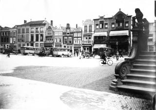 Grote Markt, rechts op de voorgrond de trap van het Stadshuis. Linksachter staan bussen te wachten. Daarachter is de bioscoop te zien.