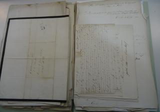 Opengeslagen dossier met oude documenten