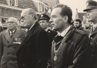 oud-piloot H.J. Moore, prins Bernhard en burgemeester H. Boer van Reimerswaal