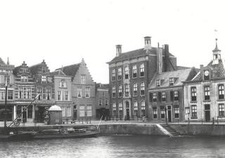 Kleine Kade met rechts 't Soepuus omstreeks 1920. In de haven ligt 1 boot