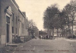 Geertesplein op een prentbriefkaart uit omstreeks 1900, rechts een rij bomen en links de herberg