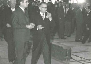 Vooraan rechts, met sigaret, directeur Benschop, bij de opening van de AKF in 1962.