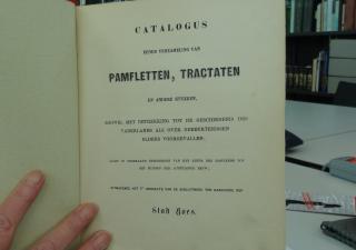 Voorblad van catalogus waar op staat 'Catalogus. Eener verzameling van pamfletten, tractaten en andere stukken'