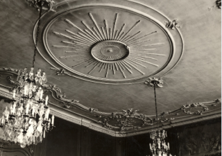 Plafond van de trouwzaal/vierschaar in het Stadhuis, er gangen 2 lampen en daar tussen zit het ouroborous-symbool.