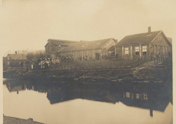 Meestoof de Zon aan het water bij de Albert Joachimikade