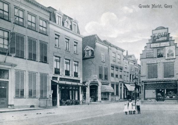 Foto van de Grote Markt in 1915, kinderen poseren voor de foto.