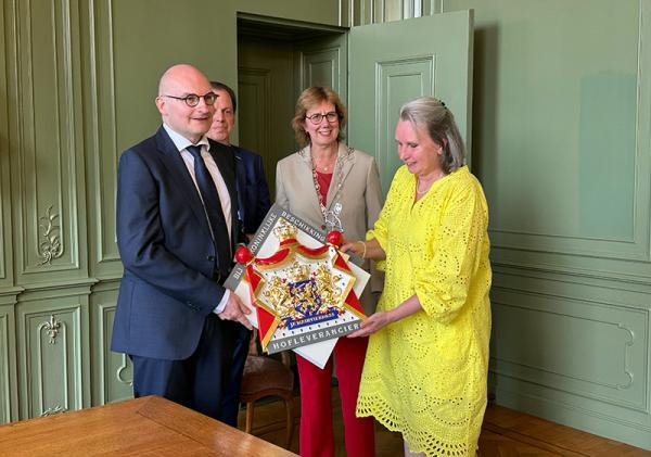 Predicaat Hofleverancier wordt in ontvangst genomen in het Stadhuis.