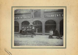 Het magazijn van Franken en van Weel, voor de deur staat een machine op wielen