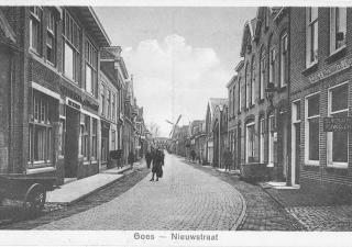 Prentbriefkaart van de Nieuwstraat. In de verte zien we molen De Koornbloem